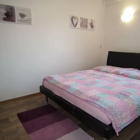 1 Διαμέρισμα *